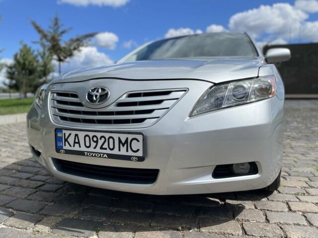 Серый Тойота Камри, объемом двигателя 2.4 л и пробегом 307 тыс. км за 7200 $, фото 2 на Automoto.ua