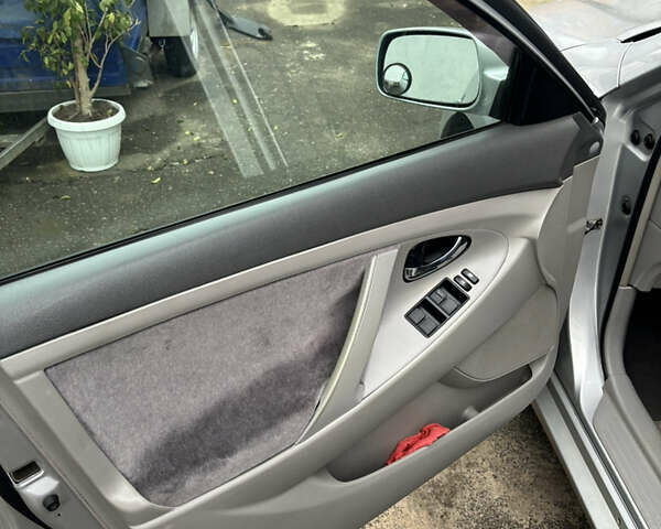 Серый Тойота Камри, объемом двигателя 2.36 л и пробегом 250 тыс. км за 7500 $, фото 4 на Automoto.ua