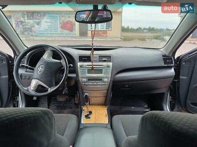 Серый Тойота Камри, объемом двигателя 2.4 л и пробегом 155 тыс. км за 7600 $, фото 7 на Automoto.ua