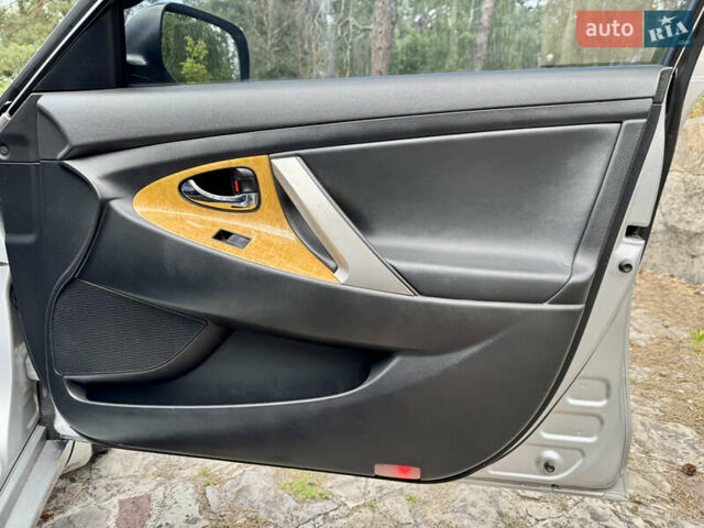 Сірий Тойота Камрі, об'ємом двигуна 3.5 л та пробігом 246 тис. км за 8300 $, фото 19 на Automoto.ua