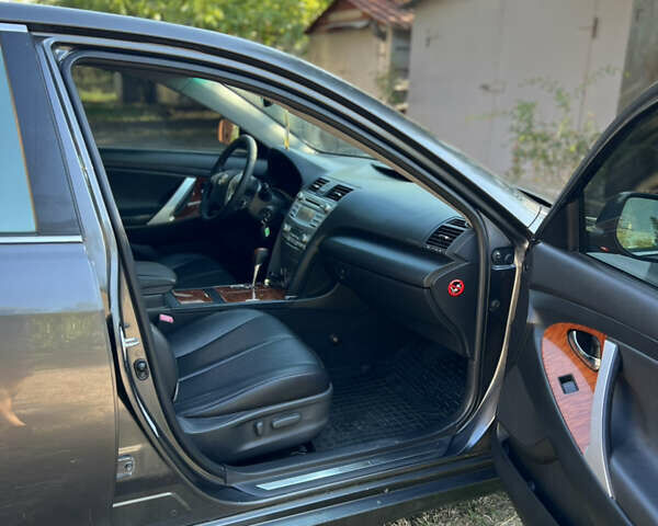 Серый Тойота Камри, объемом двигателя 3.5 л и пробегом 293 тыс. км за 7950 $, фото 19 на Automoto.ua