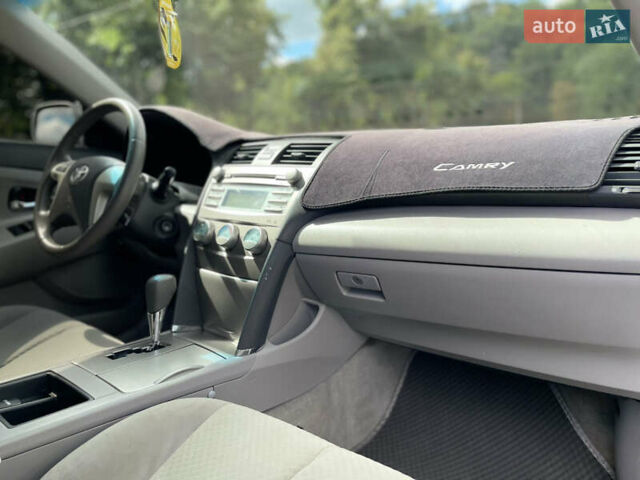 Сірий Тойота Камрі, об'ємом двигуна 2.36 л та пробігом 307 тис. км за 7200 $, фото 15 на Automoto.ua