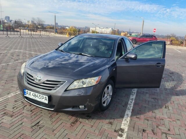 Серый Тойота Камри, объемом двигателя 2.4 л и пробегом 184 тыс. км за 9000 $, фото 2 на Automoto.ua