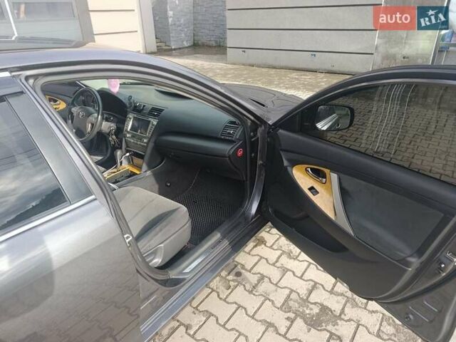 Сірий Тойота Камрі, об'ємом двигуна 2.36 л та пробігом 282 тис. км за 8600 $, фото 13 на Automoto.ua