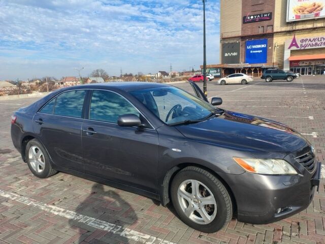 Серый Тойота Камри, объемом двигателя 2.4 л и пробегом 184 тыс. км за 9000 $, фото 1 на Automoto.ua