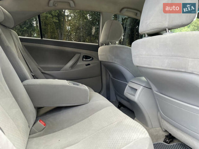 Сірий Тойота Камрі, об'ємом двигуна 2.36 л та пробігом 307 тис. км за 7200 $, фото 17 на Automoto.ua