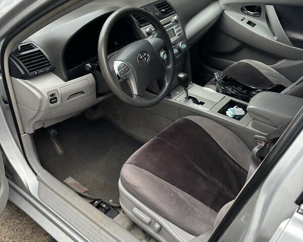 Серый Тойота Камри, объемом двигателя 2.36 л и пробегом 250 тыс. км за 7500 $, фото 5 на Automoto.ua