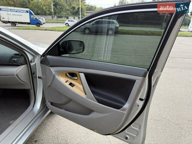 Серый Тойота Камри, объемом двигателя 3.46 л и пробегом 246 тыс. км за 8350 $, фото 19 на Automoto.ua