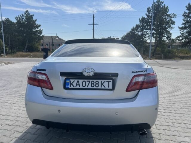 Серый Тойота Камри, объемом двигателя 2.4 л и пробегом 280 тыс. км за 8600 $, фото 3 на Automoto.ua