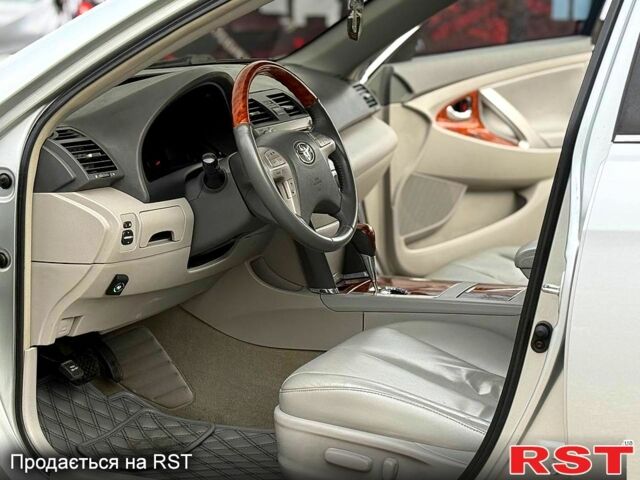 Серый Тойота Камри, объемом двигателя 3.5 л и пробегом 197 тыс. км за 8600 $, фото 4 на Automoto.ua