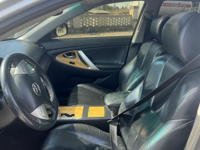 Серый Тойота Камри, объемом двигателя 2.4 л и пробегом 280 тыс. км за 8600 $, фото 6 на Automoto.ua