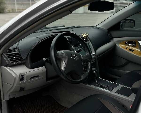 Сірий Тойота Камрі, об'ємом двигуна 2.4 л та пробігом 230 тис. км за 8500 $, фото 11 на Automoto.ua