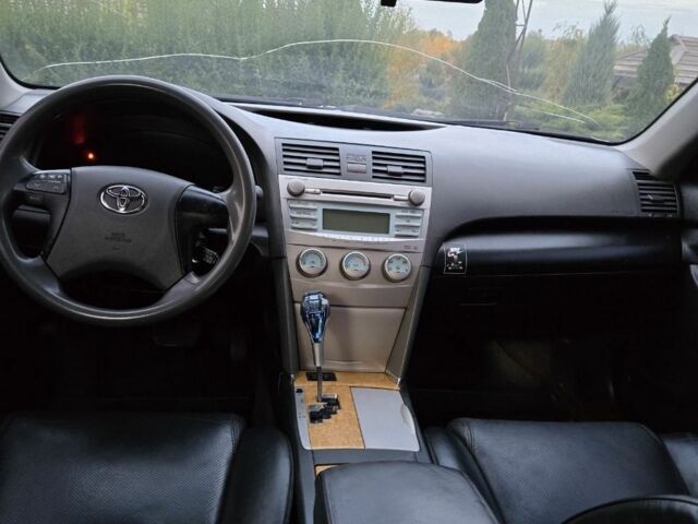 Серый Тойота Камри, объемом двигателя 2.4 л и пробегом 217 тыс. км за 7500 $, фото 5 на Automoto.ua