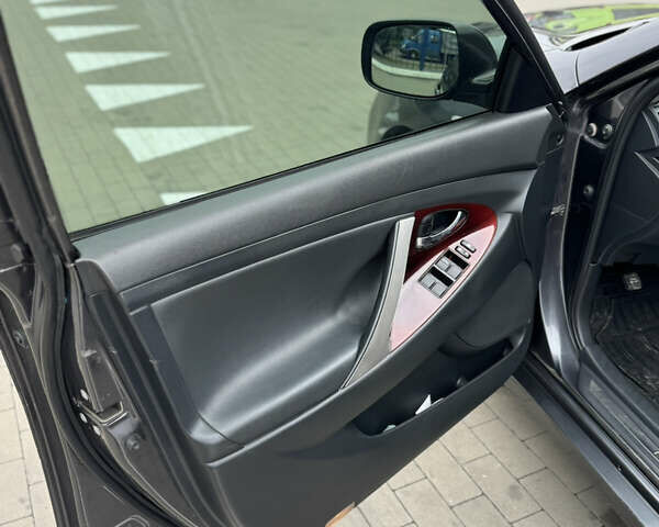 Тойота Камри 2006 в Прилуках на Automoto.ua Серый Тойота Камри, объемом двигателя 2.4 л и пробегом 340 тыс. км за 8000 $, фото 9 на Automoto.ua