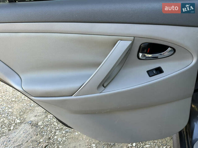 Сірий Тойота Камрі, об'ємом двигуна 2.4 л та пробігом 271 тис. км за 8990 $, фото 13 на Automoto.ua