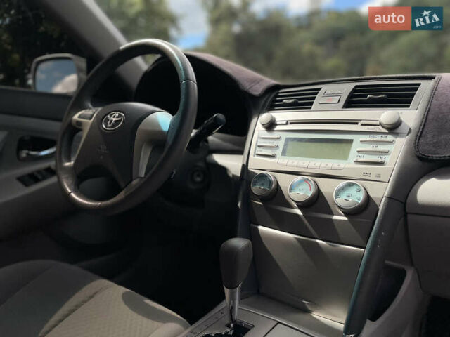 Сірий Тойота Камрі, об'ємом двигуна 2.36 л та пробігом 307 тис. км за 7200 $, фото 16 на Automoto.ua