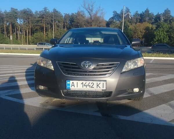 Серый Тойота Камри, объемом двигателя 2.36 л и пробегом 352 тыс. км за 8000 $, фото 6 на Automoto.ua