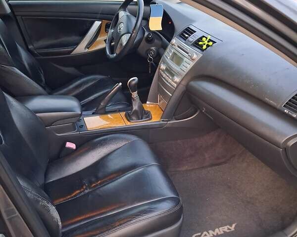 Серый Тойота Камри, объемом двигателя 2.4 л и пробегом 290 тыс. км за 6600 $, фото 15 на Automoto.ua