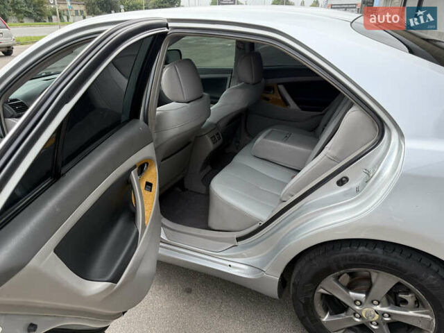 Серый Тойота Камри, объемом двигателя 3.46 л и пробегом 246 тыс. км за 8350 $, фото 30 на Automoto.ua