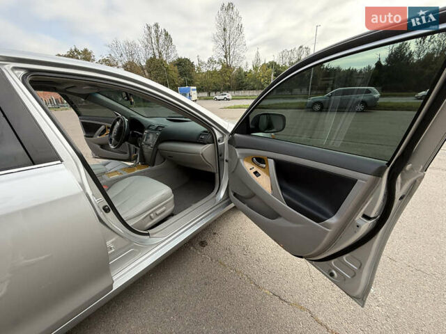 Серый Тойота Камри, объемом двигателя 3.46 л и пробегом 246 тыс. км за 8350 $, фото 18 на Automoto.ua