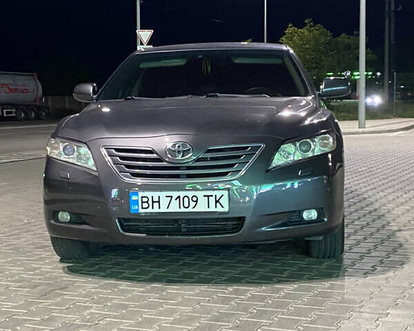 Серый Тойота Камри, объемом двигателя 2.36 л и пробегом 300 тыс. км за 9300 $, фото 1 на Automoto.ua