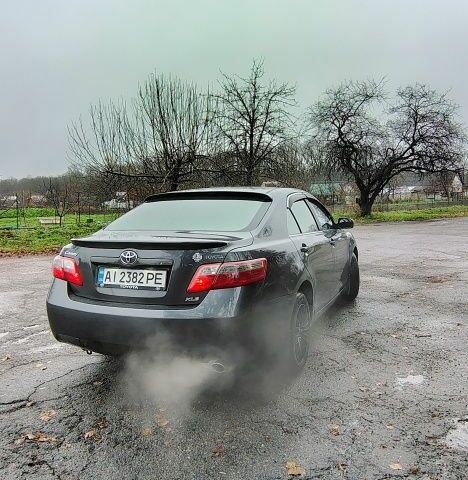 Серый Тойота Камри, объемом двигателя 2.4 л и пробегом 436 тыс. км за 8500 $, фото 2 на Automoto.ua