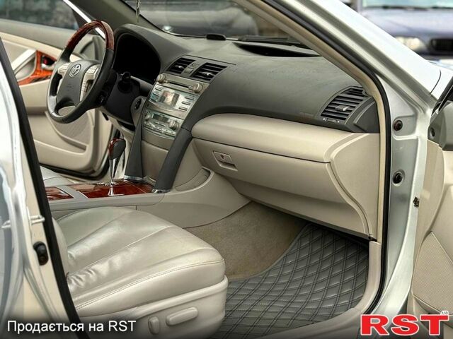 Серый Тойота Камри, объемом двигателя 3.5 л и пробегом 197 тыс. км за 8600 $, фото 7 на Automoto.ua