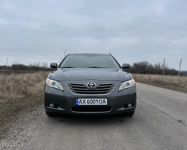 Серый Тойота Камри, объемом двигателя 2.36 л и пробегом 230 тыс. км за 9200 $, фото 1 на Automoto.ua