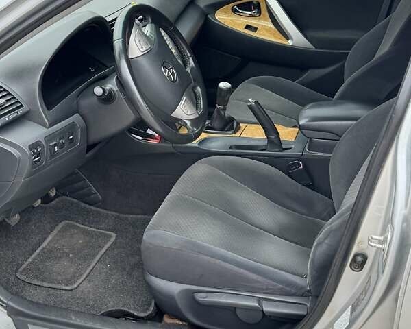 Серый Тойота Камри, объемом двигателя 2.36 л и пробегом 252 тыс. км за 7999 $, фото 5 на Automoto.ua