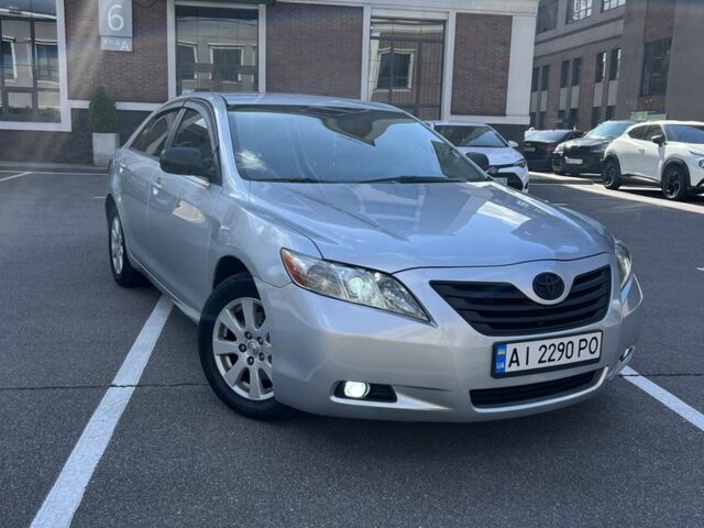 Серый Тойота Камри, объемом двигателя 3.5 л и пробегом 195 тыс. км за 8600 $, фото 1 на Automoto.ua