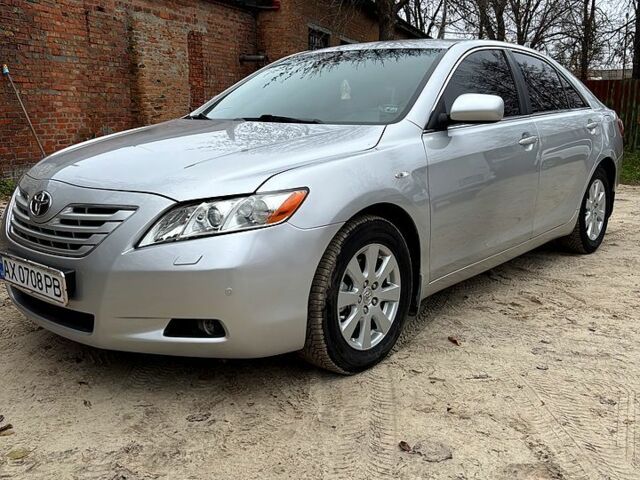 Серый Тойота Камри, объемом двигателя 2.4 л и пробегом 240 тыс. км за 7700 $, фото 1 на Automoto.ua