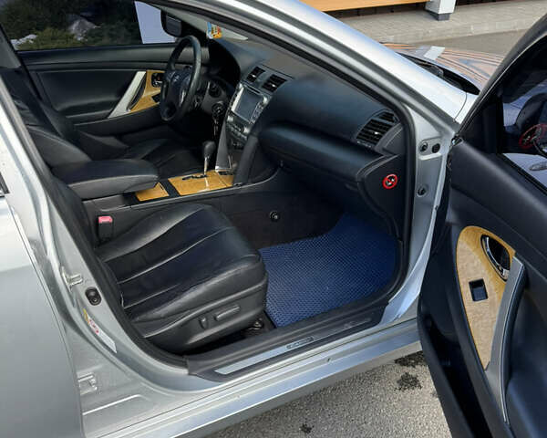 Сірий Тойота Камрі, об'ємом двигуна 2.4 л та пробігом 225 тис. км за 6999 $, фото 16 на Automoto.ua
