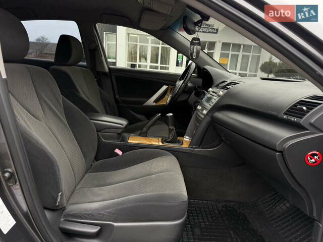 Серый Тойота Камри, объемом двигателя 2.4 л и пробегом 262 тыс. км за 6999 $, фото 19 на Automoto.ua