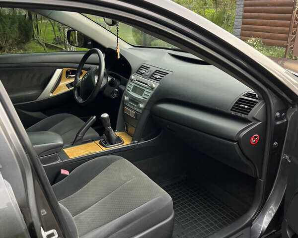 Серый Тойота Камри, объемом двигателя 2.4 л и пробегом 220 тыс. км за 8700 $, фото 45 на Automoto.ua