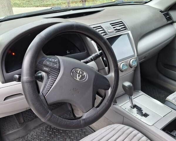 Серый Тойота Камри, объемом двигателя 2.4 л и пробегом 215 тыс. км за 6900 $, фото 8 на Automoto.ua