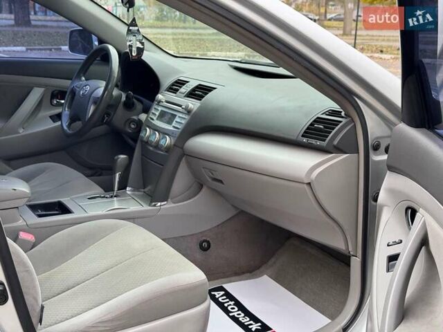 Серый Тойота Камри, объемом двигателя 2.4 л и пробегом 225 тыс. км за 7490 $, фото 13 на Automoto.ua