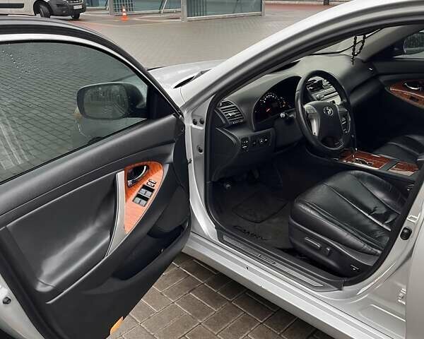 Серый Тойота Камри, объемом двигателя 2.36 л и пробегом 314 тыс. км за 7000 $, фото 14 на Automoto.ua