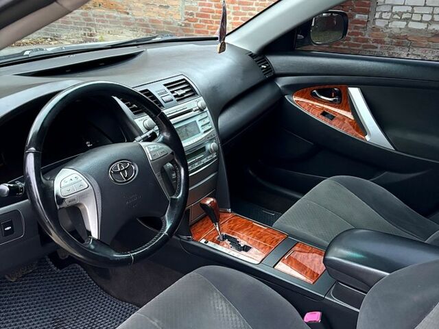 Серый Тойота Камри, объемом двигателя 2.4 л и пробегом 240 тыс. км за 7700 $, фото 9 на Automoto.ua