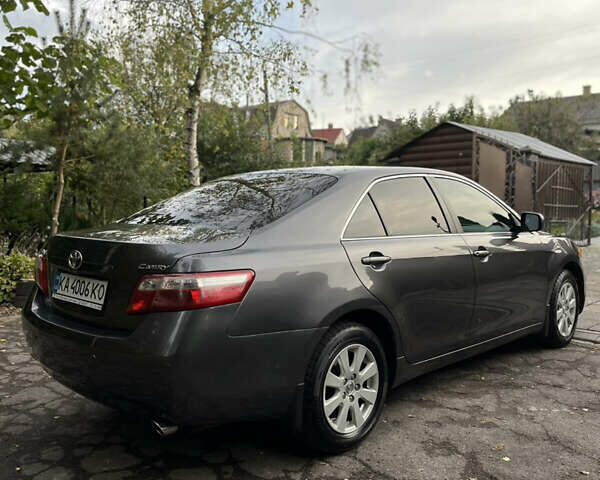 Серый Тойота Камри, объемом двигателя 2.4 л и пробегом 220 тыс. км за 8700 $, фото 21 на Automoto.ua