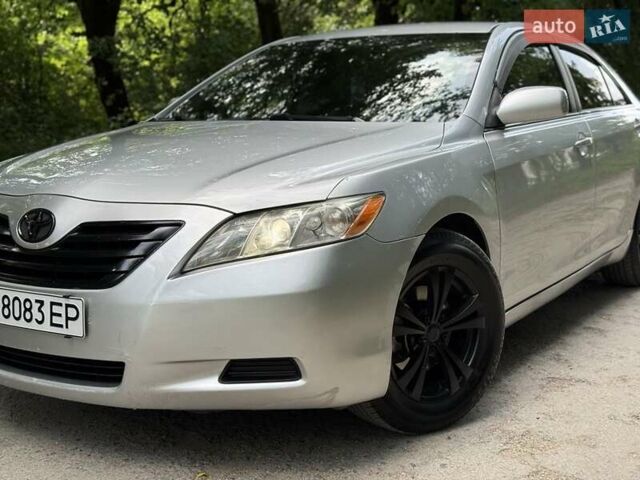 Сірий Тойота Камрі, об'ємом двигуна 2.4 л та пробігом 308 тис. км за 7799 $, фото 8 на Automoto.ua