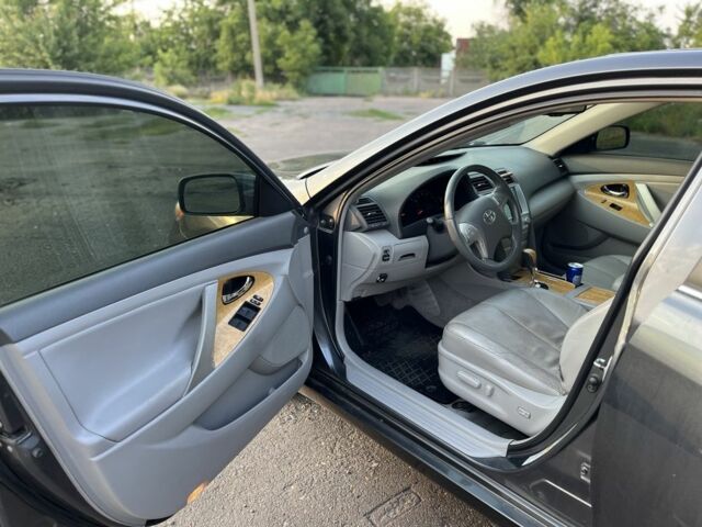 Серый Тойота Камри, объемом двигателя 3.5 л и пробегом 198 тыс. км за 9600 $, фото 4 на Automoto.ua