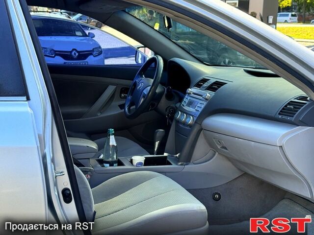 Серый Тойота Камри, объемом двигателя 2.4 л и пробегом 224 тыс. км за 6700 $, фото 1 на Automoto.ua