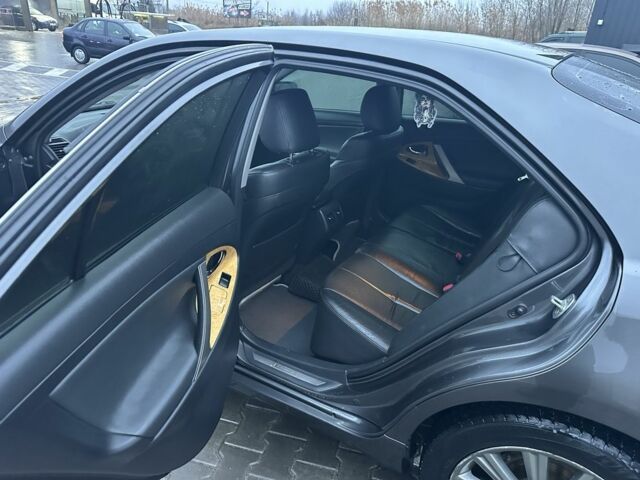 Серый Тойота Камри, объемом двигателя 2.4 л и пробегом 232 тыс. км за 8600 $, фото 6 на Automoto.ua