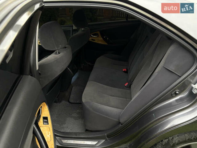 Сірий Тойота Камрі, об'ємом двигуна 2.4 л та пробігом 300 тис. км за 7700 $, фото 18 на Automoto.ua
