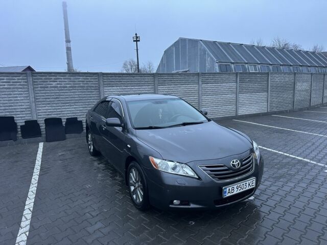 Серый Тойота Камри, объемом двигателя 2.4 л и пробегом 232 тыс. км за 8600 $, фото 1 на Automoto.ua