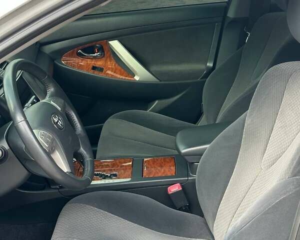 Серый Тойота Камри, объемом двигателя 2.4 л и пробегом 138 тыс. км за 11500 $, фото 14 на Automoto.ua