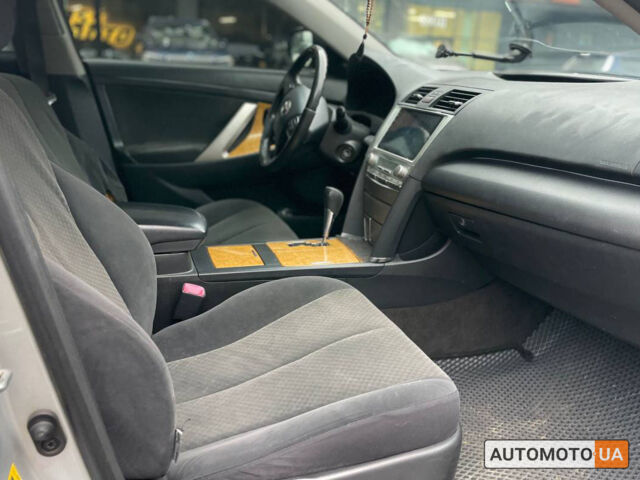Серый Тойота Камри, объемом двигателя 2.4 л и пробегом 315 тыс. км за 8300 $, фото 14 на Automoto.ua