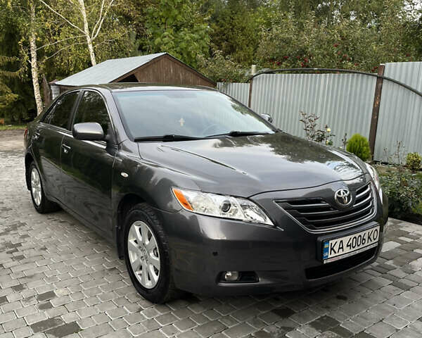 Серый Тойота Камри, объемом двигателя 2.4 л и пробегом 220 тыс. км за 8700 $, фото 5 на Automoto.ua