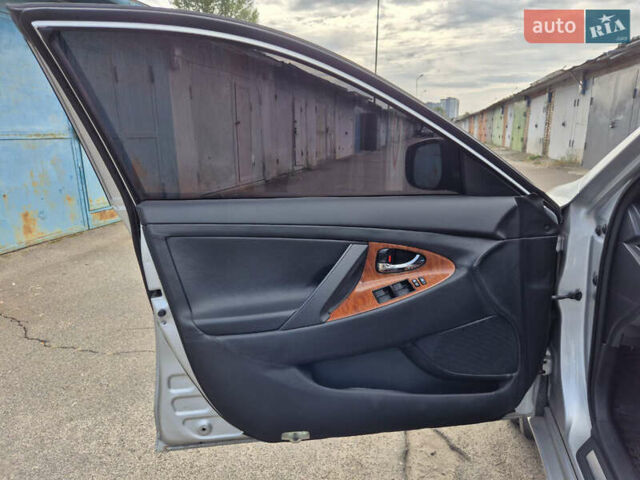 Серый Тойота Камри, объемом двигателя 3.46 л и пробегом 305 тыс. км за 8500 $, фото 11 на Automoto.ua