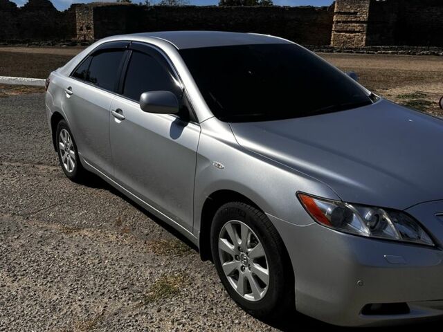 Серый Тойота Камри, объемом двигателя 2.4 л и пробегом 281 тыс. км за 10000 $, фото 1 на Automoto.ua